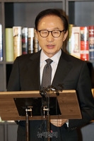 [포토] 검찰수사 관련 입장 밝히는 이명박 전 대통령