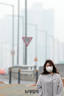 [포토] 중국발 '미세먼지-황사'에 가려진 서울