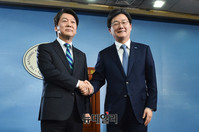 [포토] 통합 위해 손 맞잡은 안철수-유승민
