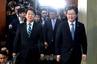 [포토] 함께 정론관으로 들어오는 안철수-유승민