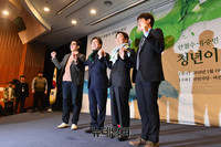 [포토] 청년당원 손잡은 안철수-유승민