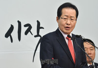 [포토] 기자들의 질문에 답하는 홍준표 자유한국당 대표