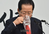 [포토] 물 마시는 홍준표 자유한국당 대표