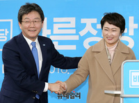 [포토] 바른정당 창당1주년 기념식, 악수하는 유승민-이언주