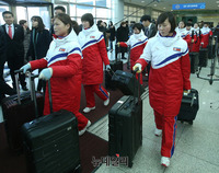 [포토] 남북출입사무소 도착한 북한 아이스하키 선수단