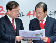 [포토] 신문 보는 홍준표-강효상