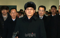 [포토] 입경하는 윤용복 북한 체육성 부국장 