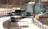 [포토] 대한민국으로 입경하는 북한 선발대-아이스하키팀 탑승차량