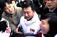 [포토] 차량으로 이동하는 北여자아이스하키 감독