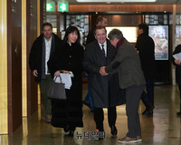 [포토] 기자회견장 들어서는 슈뢰더-김소연 커플