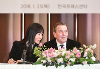 [포토] 기자회견하는 슈뢰더 전 독일총리-김소연