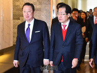 [포토] 입장하는 홍준표 한국당 대표와 박용만 대한상의 회장