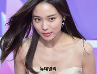 [포토] 윤소희, 섹시한 누드톤 드레스