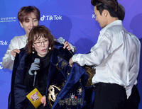 [포토] 박슬기 위해 옷 벗어 주는 슈퍼주니어