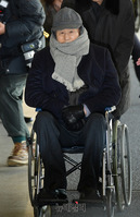 [포토] 휠체어 탄 채 검찰 출석하는 이상득 전 의원