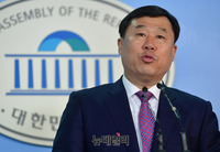 [포토] 기자회견 하는 김종훈 민중당 의원