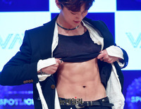 [포토] 복근 공개하는 VAV 에이스