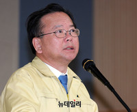 [포토] 밀양세종병원 합동 브리핑, 발언하는 김부겸 장관