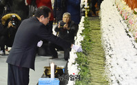 [포토] 세종병원 희생자 영전에 국화 놓은 홍준표 대표