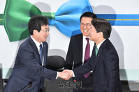 [포토] 악수 나누는 안철수-유승민