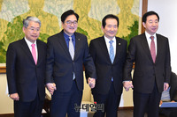 [포토] 정기국회 앞두고 만난 정세균 국회의장과 여야 원내대표