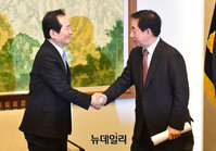 [포토] 악수 나누는 정세균 의장과 김성태 원내대표