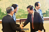 [포토] 악수 하는 김성태 자유한국당 원내대표