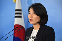 [포토] 현안 브리핑 하는 전희경 자유한국당 대변인