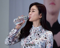 [포토] 물마시는 공서영 아나운서