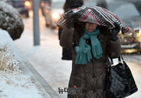 [포토] 퇴근길, 눈 내리는 서울도심