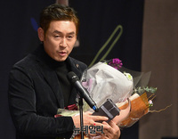 [포토] 남우주연상 수상한 설경구 "영원한 동지 송윤아에게 감사"