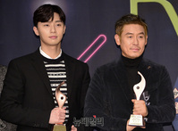 [포토] 올해의영화상, 기념촬영 하는 박서준-설경구