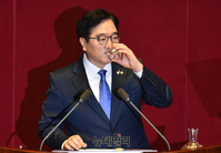 [포토] 물 마시는 우원식 더불어민주당 원내대표