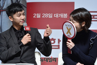 [포토] 심은경에게 매력발산 하는 이승기