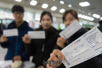 [포토] 북한 원산행 비행기 티켓 들어보이는 스키 국가대표 상비군들