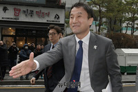 [포토] 평창올림픽 초청장 들고 MB 찾은 한병도 정무수석