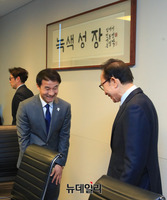 [포토] 인사나누는 이명박-한병도