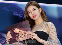 [포토] 수지 "제 사인 어때요"