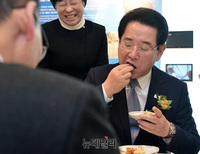 [포토] 손으로 시식하는 김영록 농림축산식품부 장관