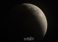 [포토] 개기월식으로 모습을 감추는 달