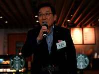 [포토] 8번째 스타벅스 휴머니티 카페 오픈한 이석구 대표