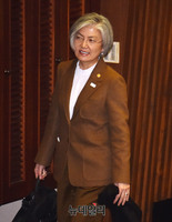 [포토] 자리 떠나는 강경화 외교부 장관