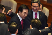 [포토] 동료 의원들과 인사 나누는 김성태 자유한국당 원내대표