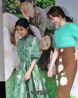 [포토] 계단 내려오는 김태리-진기주