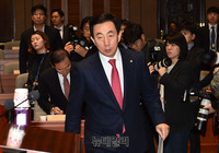 [포토] 단상으로 향하는 김성태 한국당 원내대표