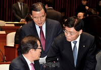 [포토] 대화 나누는 홍준표-홍문표-최교일