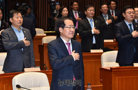 [포토] 국민의례 하는 홍준표 자유한국당 대표