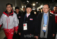 [포토] 올림픽 선수촌으로 입촌하는 북한 원길우 체육성 부상