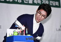 [포토] 축하 케이크 받은 정현 선수