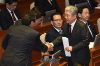 [포토] 의원들과 인사 나누는 김동철 원내대표